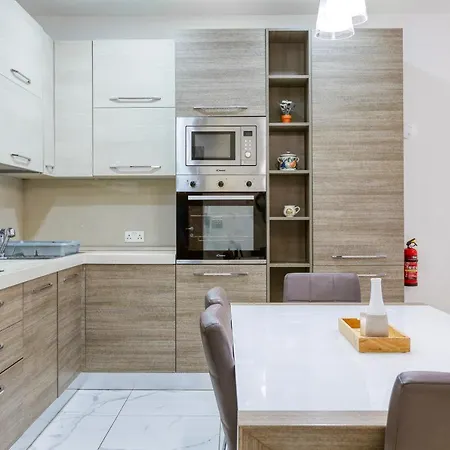 Lovely 3br With 2 Private Balcony & Sofa Bed By 360 Estates 아파트
