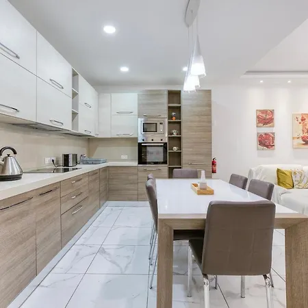 Lovely 3br With 2 Private Balcony & Sofa Bed By 360 Estates 아파트 *