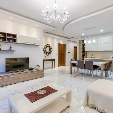 Lovely 3br With 2 Private Balcony & Sofa Bed By 360 Estates 아파트